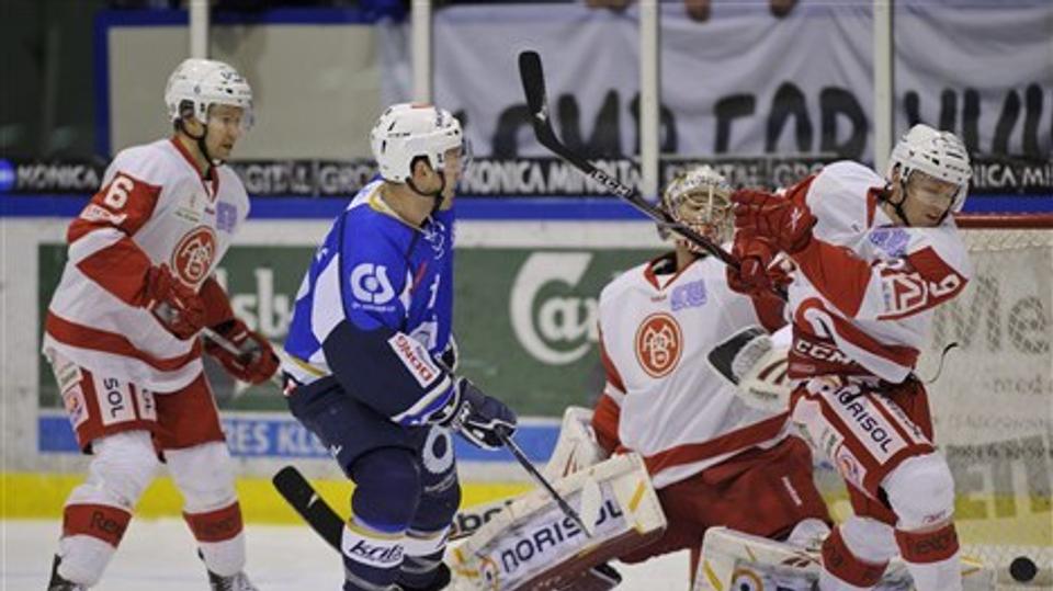 Esbjerg bringer sig foran 1-0 i første periode i kampen mod AaB. Scanpix