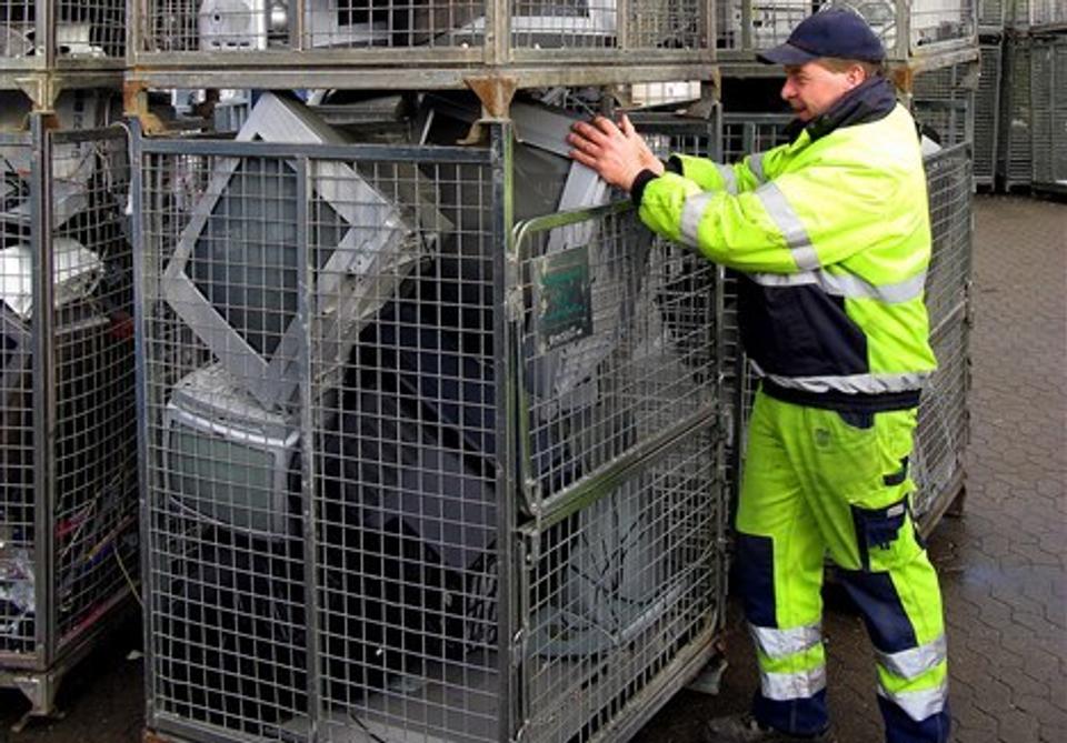 Poul Kristensen har puttet sig mellem de mange elektronikbure fyldt med gamle og ubrugelige tv-apparater. Det har været helt vildt siden TV2 ændrede på sit signal. Det brugte elektronik bliver transporteret til Averhoff A/S i Aarhus, hvor det hele bliver skilt ad for senere at blive genbrugt. Foto: P.E. Tarp