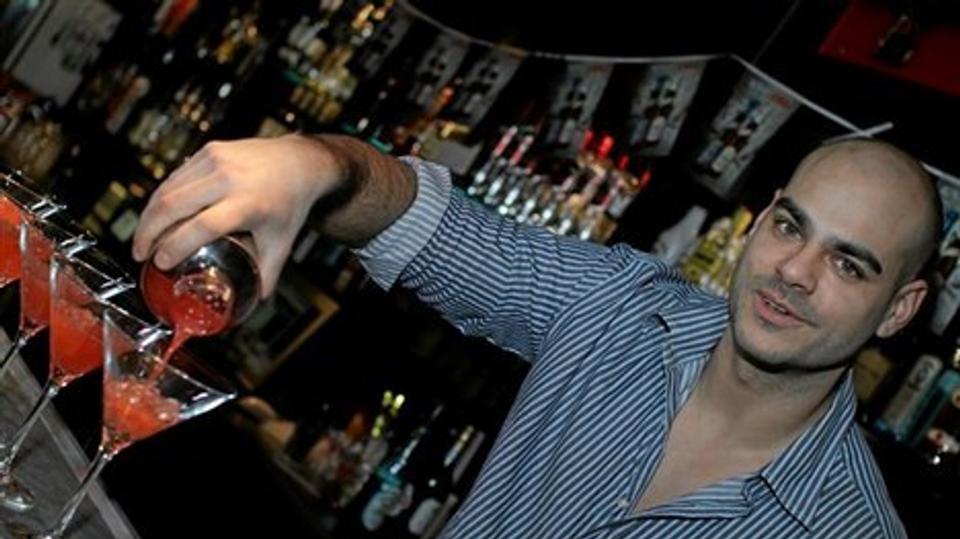 Steffen Pedersen fra LA Bar fremtryller sin vindercocktail, der naturligvis indeholder Aalborg-snaps. Foto: Poul Rasmussen