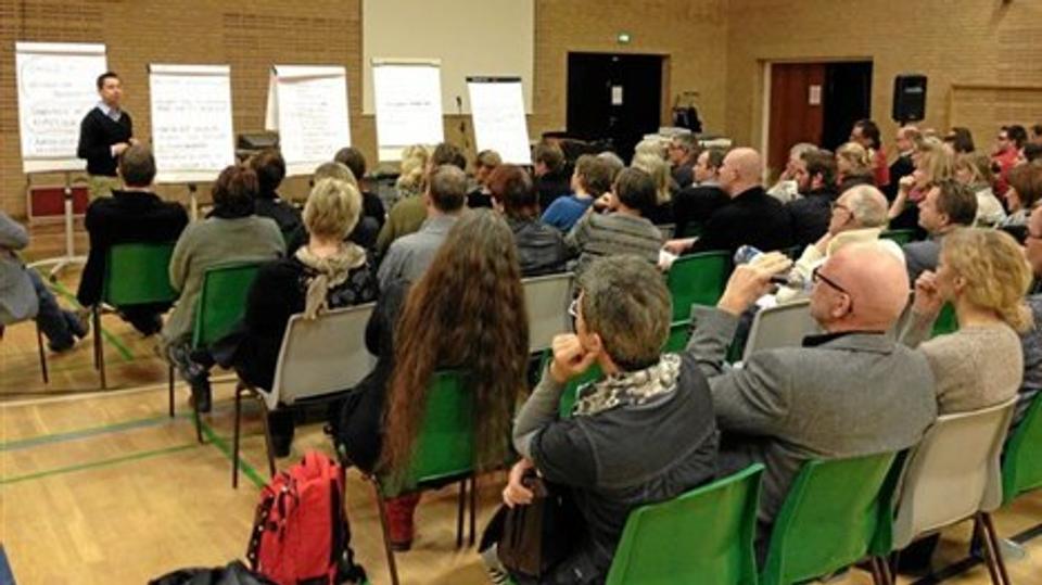 Forud for workshoppen var der oplæg med professor Lars Qvortrup, og også skolechef Jakob Ryttersgaard og formand for børne- og skoleudvalget, Ole Jespersgaard, havde ordet. Efter workshopperne blev der samlet op i plenum på hvide tavler. Privatfoto