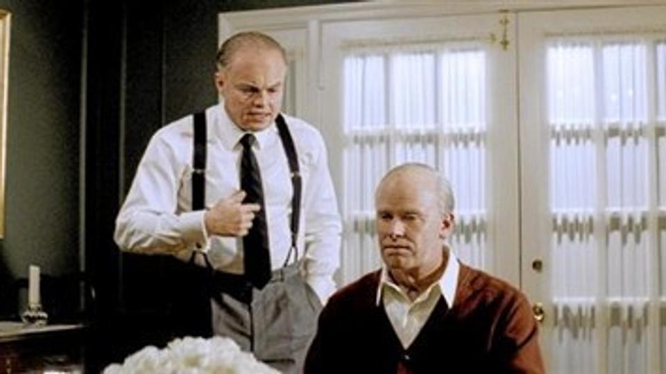 Alder ingen hindring - filmen kommer forbavsende godt fra at skildre FBI-chefens fysik med et aldersspand på næsten 60 år. Leonardo DiCaprio og Armie Hammer som Hoover og hans souschef og ven, Tolson.