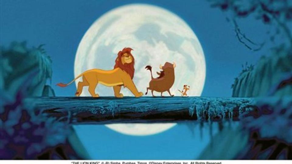 Billedet her er jo næsten et ikon: Timon, Pumba og Simba i måneskinnet.