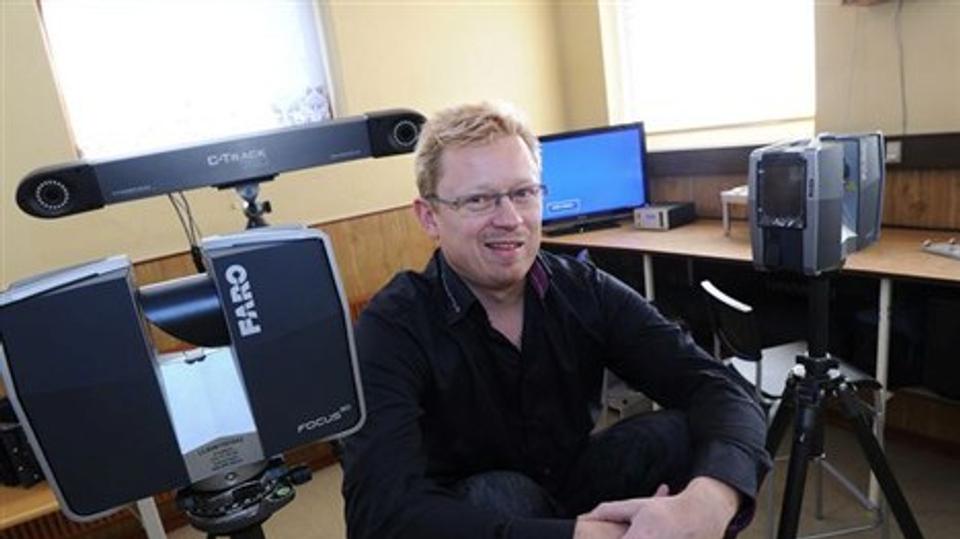 Søren Kvejborg er her omgivet af scannere. De to forreste blev benyttet til scanningen af flyvemaskinen. Foto: Ole Iversen