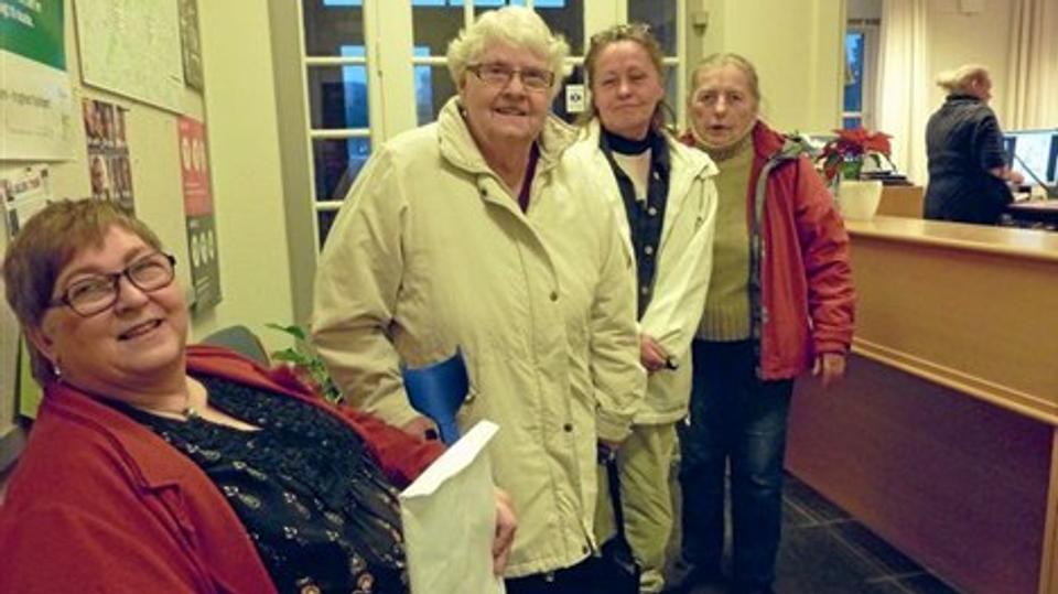 Forrest Jytte Lemvig Sørensen med underskrifterne, Krista Svalø Jensen og Bente og Grethe Wie Jensen. Foto: Anna Grethe Jensen
