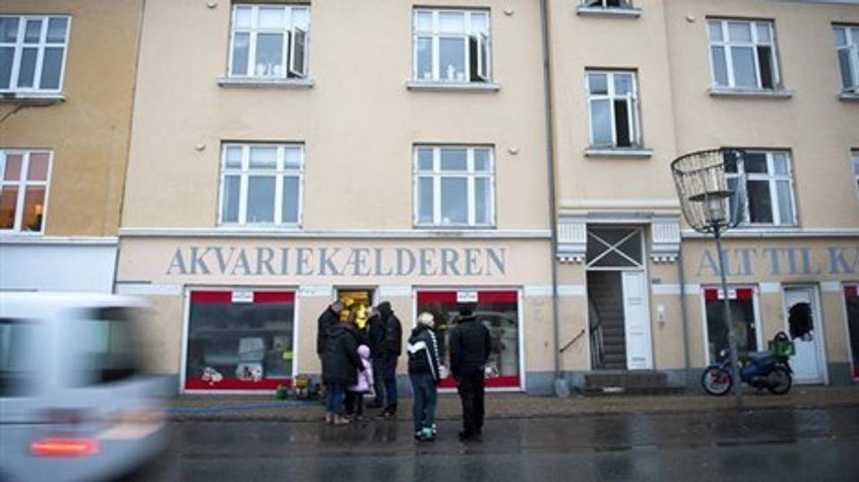 Akvariekælderen blev torsdag morgen raseret af en brand, der tog livet af 150 dyr. Selv om en kvinde blev lettere røgforgiftet, så nåede alle mennesker i etageejendommen dog ud i tide. Foto: Kim Dahl Hansen
