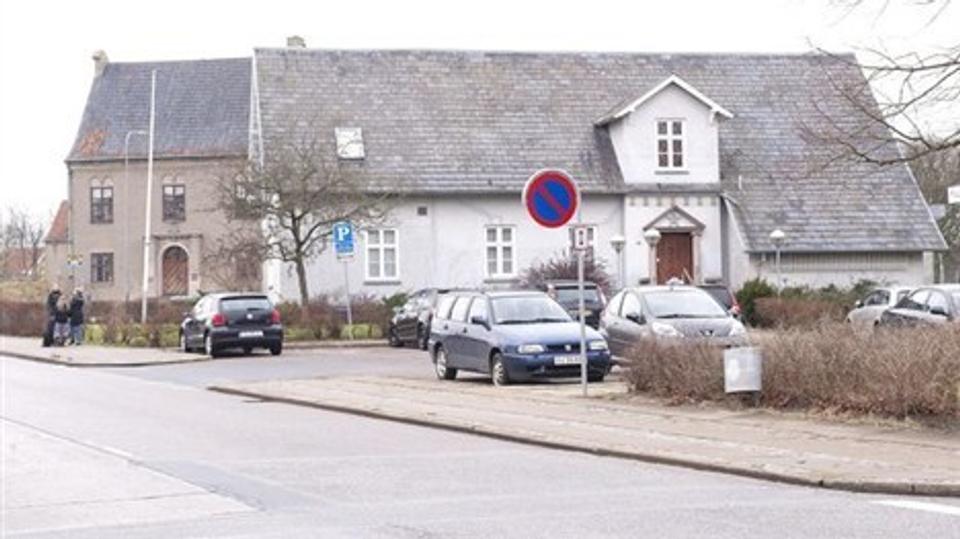 Frimurerlogen, der nu er sat til salg, har udover uudnyttet byggeret også parkeringspladser lige uden for døren. Foto: Grete Dahl