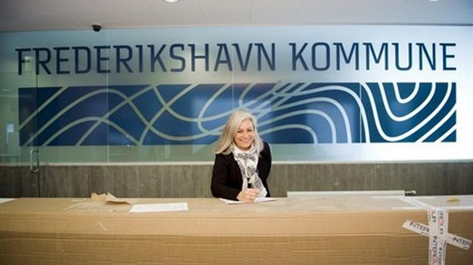 Kommunen skruer ned for borgerservice, der fra 1. juli vil være uden bemanding hver onsdag. I receptionen i Frederikshavn vil man dog fortsat kunne møde et rigtigt, levende menneske. Arkivfoto: Kim Dahl Hansen