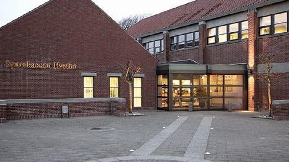 De forøgede nedskrivninger på store erhvervskunder - blandt andet inden for landbruget - betyder, at sparekassen forventede underskud før kursreguleringer i 2011 forøges fra det tidligere udmeldte tal på omkring minus 45 millioner kroner til mellem minus 70 og 75 millioner kroner. Det skriver sparekassen i en meddelelse til fondsbørsen. Arkivfoto
