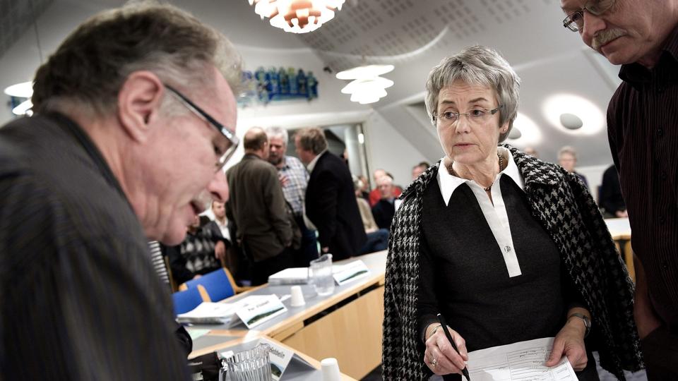 SFS Bertil Mortensen (tv) vil ikke uddybe, hvorfor han ikke er overrasket over, at direktionen alligevel skal med til det møde, som han selv havde foreslået, at direktionen ikke skulle med til. Arkivfoto: Lars Pauli <i>Lars Pauli</i>