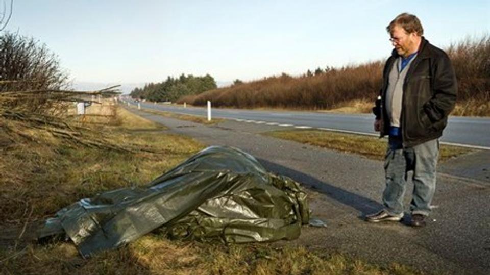 Jan Jensen på det sted, hvor han kørte tirsdag aften kørte en hest ned.Foto: Peter Broen