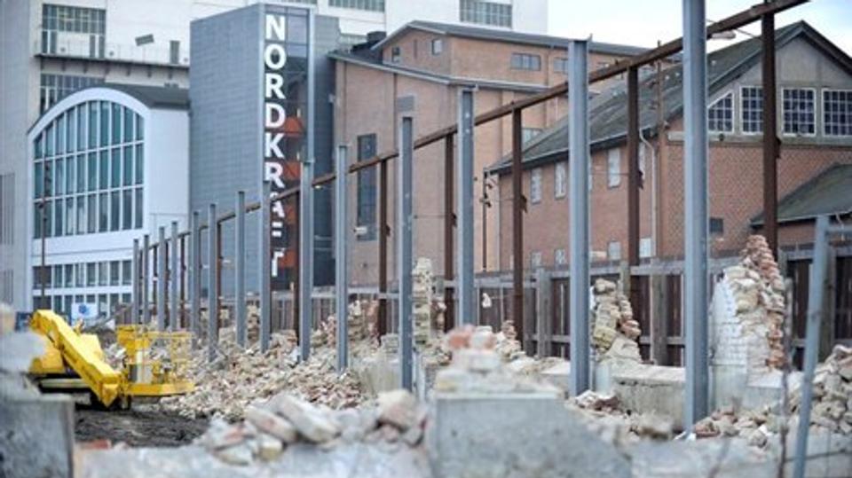 Tilbage står nu kun den jernkonstruktion, der har holdt murværket oprejst. Foto: Michael Koch