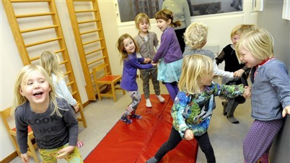 Pigerne er vilde med at klatre. Det gør de lige, indtil musikken spiller. Så må de simpelthen ned på gulvet og danse... Foto: Peter Mørk