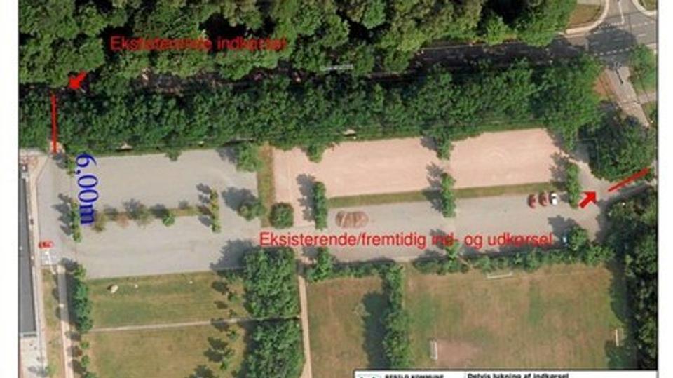 Fremover bliver der kun til- og udkørsel fra Skørpinghallen via den nyanlagte rundkørsel. Grafik: Rebild Kommune