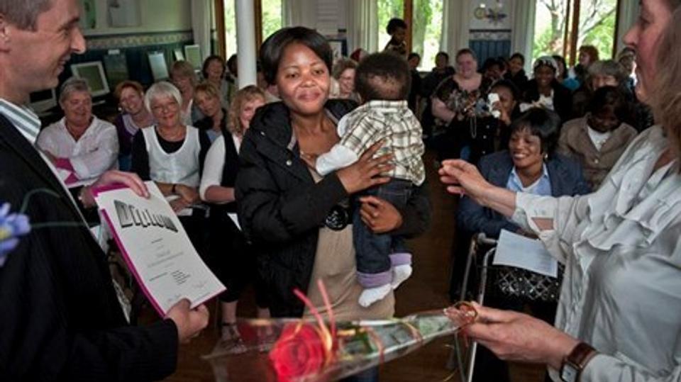 I maj 2011 afsluttede 19 kvindelige flygtninge og indvandrere et kursus, som Rebild Kommune gennemførte som forsøg og med succes kombinerede sprogundervisning med blandt andet praktik. Det er Jesper Dahlgaard til venstre. Arkivfoto: Martin Damgård