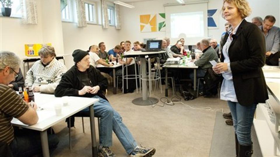 Jobcenterchef Lene Andersen bød velkommen til informationsmødet mandag i Hobro. Foto: Grete Dahl