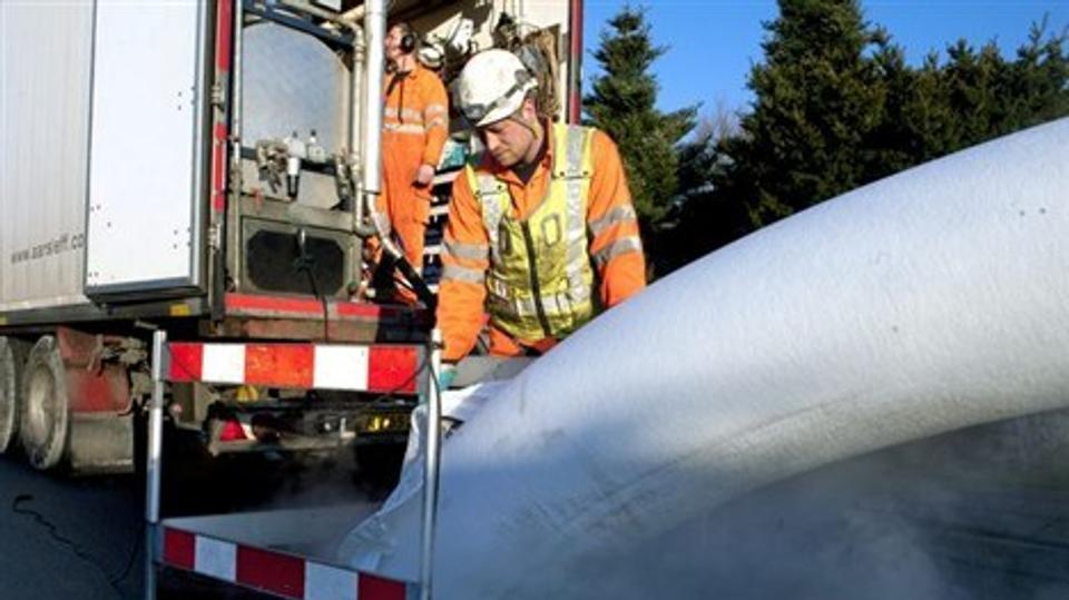 En lang strømpe er blevet skudt ned i jorden inde i denne beskyttende plastikpose. Nu kommer der damp på, så strømpen kan udhærde, og derfor kommer der damp op af jorden.