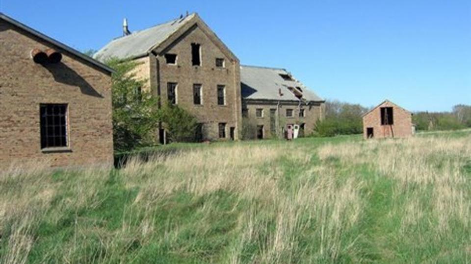 Måske bliver det nu muligt med en nødtørftig istandsætning af den gamle briketfabrik. Arkivfoto: Martin Damgård