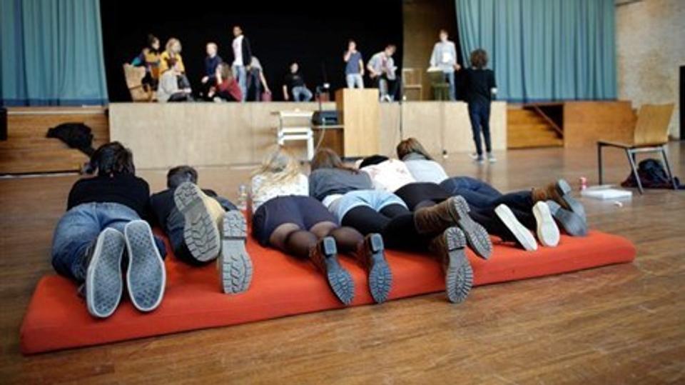 De mange timers øveseancer hver weekend i den store samlingssal på gymnasiet er blevet fulgt med spænding af de optrædendes klassekammerater. Foto: Claus Søndberg