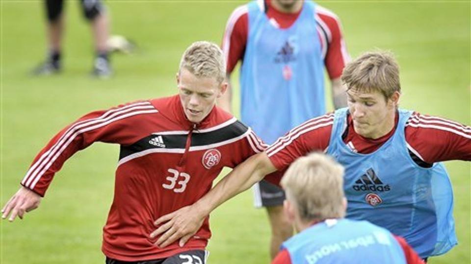 Denis Dedovic (til højre i blå trøje) i nærkamp til træning i AaB. Nu kan forsvarsspilleren være på vej til Hobro. Foto: Michael Koch.