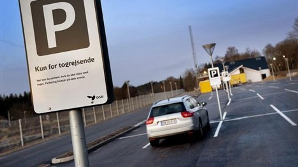 Togpendlerne får nu deres helt egne gratis parkeringspladser i Skørping. Foto: Lars Pauli