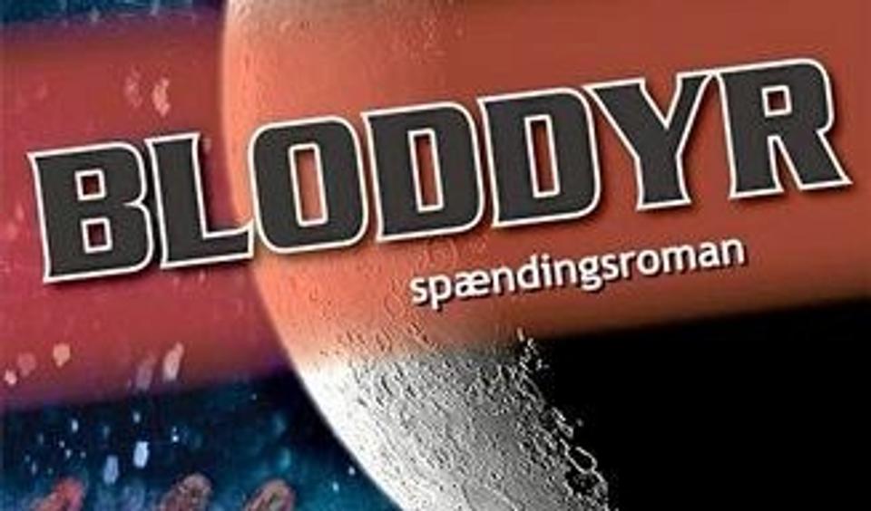 Spændingsroman med mange handlingsstrenge og sprogproblemer. Bogens forside