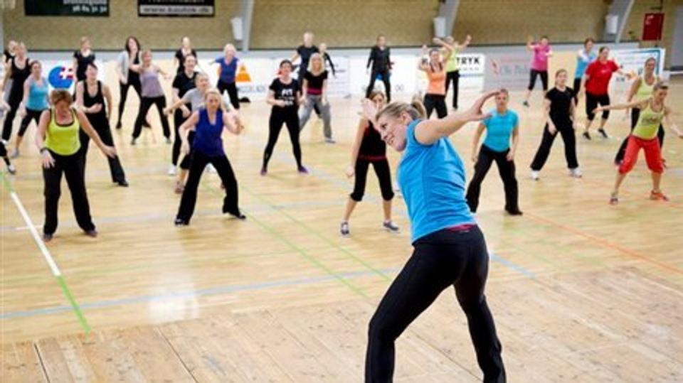 Pulsen op og sved på panden - Vickie Jo gav den fuld skruer, da hun var på podiet til tre kvarters zumba i Dronninglund.