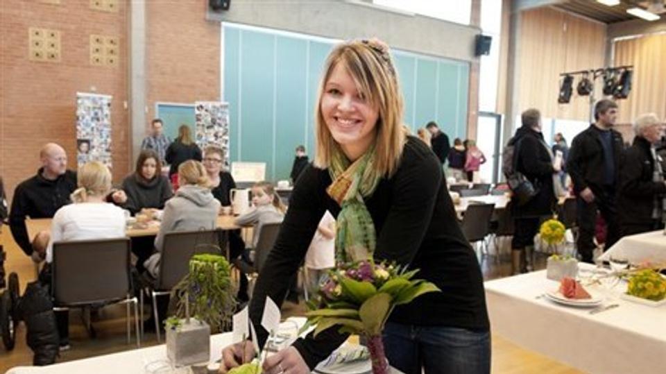20-årige Carina Nielsen fra Østervrå er i gang med en tre-årig uddannelse som blomsterdekoratør. Som et projekt i forbindelse med uddannelsen har hun stablet en idémesse for konfirmander på benene i sin hjemby. Foto: Carl Th. Poulsen