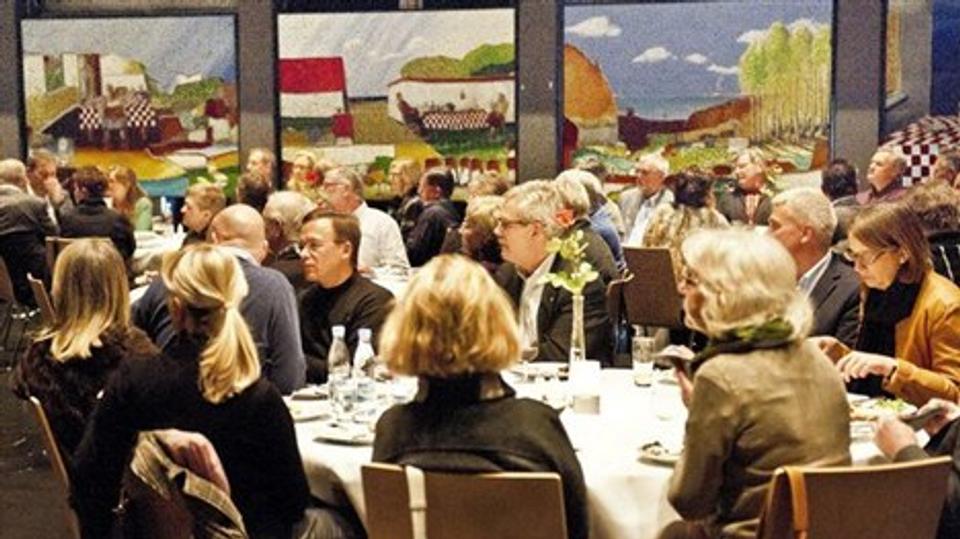Masser af mennesker var mødt op for at se Steen Karlsens "Musikalske Penselstrøg".Foto: Carl Th. Poulsen