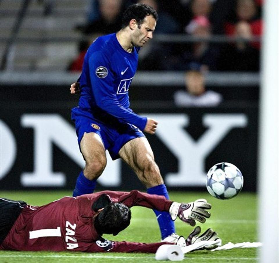 Ryan Giggs kan runde sin kamp nummer 900 for Manchester United, hvis han kommer på banen mod Ajax torsdag aften i Europa League.
Foto: Scanpix