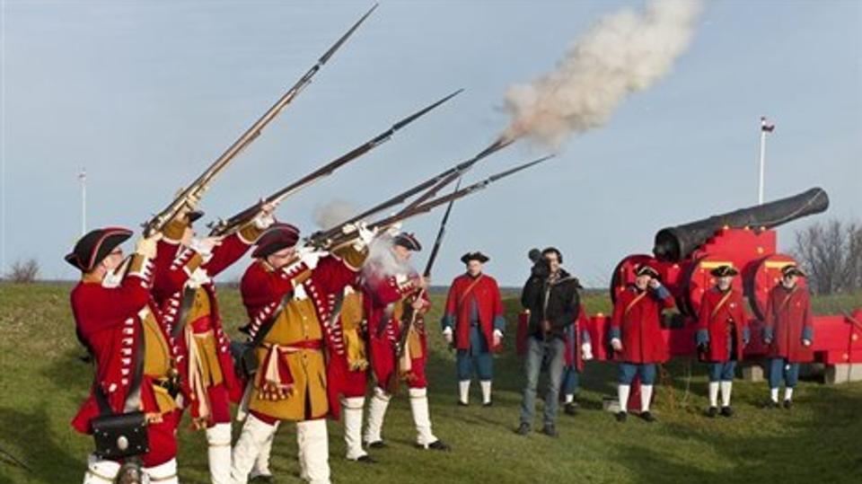 Tordenskiolds Soldater Fladstrand saluterede til ære for Dronning Margrethe. Først ved hjælp af disse geværer og lidt senere via kanonerne på Nordre Skanse.Foto: Carl Th. Poulsen