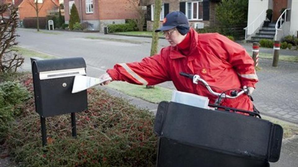 Dorthe Møller ved en af de postkasser, som har stået på samme plads i mange år, og som har fået lov at blive stående, selvom den ikke er den nemmeste at komme til.