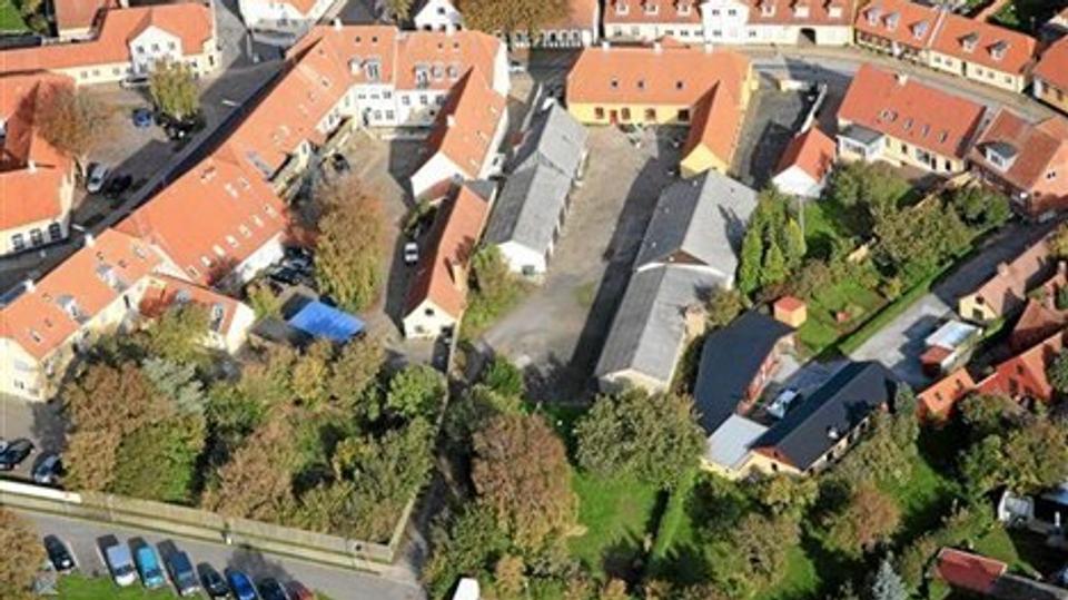 Det kommende boligprojekt ligger centralt mellem Algade (øverst) og Gasværksvej (nederst). Det er Skolegade til venstre i billedet. Privatfoto