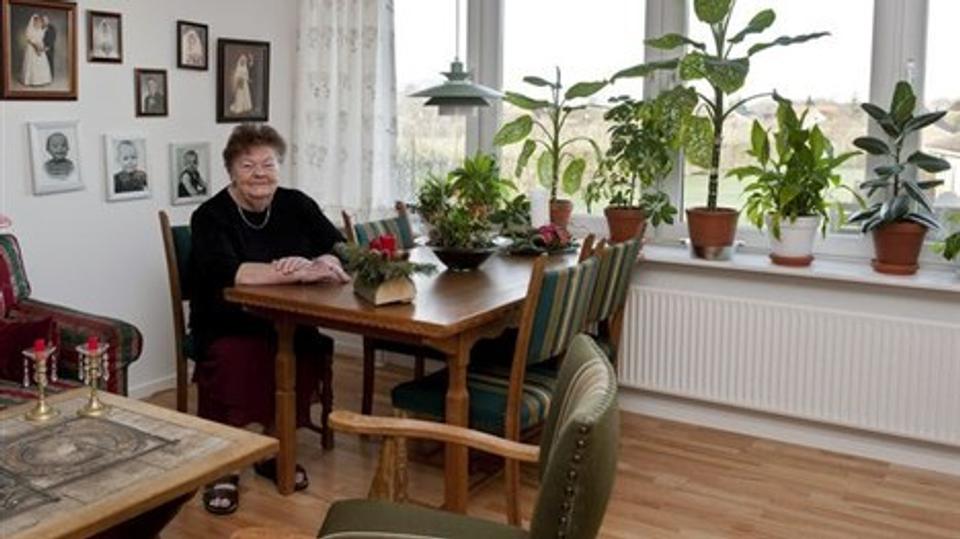 Grethe Jørgensen har boet i Boligforeningen PMs afdeling 11 siden 1974 - hun er netop flyttet i en helt nyrenoveret lejlighed. Og her føler hun sig allerede godt hjemme. 	Foto: Carl Th. Poulsen