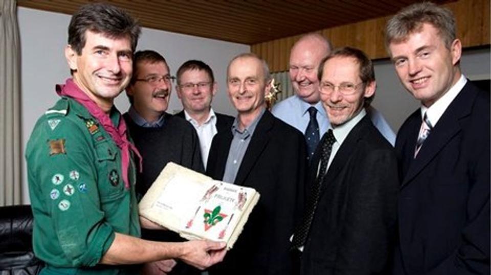 Tilknytningen til fødebyen Hjørring sørger gamle venner fra spejdertroppen Falken for at holde intakt. Hvert år mødes de til en herrefrokost mellem jul og nytår - her i 2007.Foto: Henrik Louis