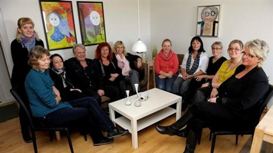 Næsten hele holdet samlet i lejligheden på Refsvej 51. Fra venstre er det Dorthe Bach, Mille Larsen, Marianne Stie Pedersen, Jens Duelund, Anette Kathrine Hansen, Lilly Kolding Nielsen, Pia Holck Pedersen, Laila Jensen, Mona Jacobsen, Henriette Høj R