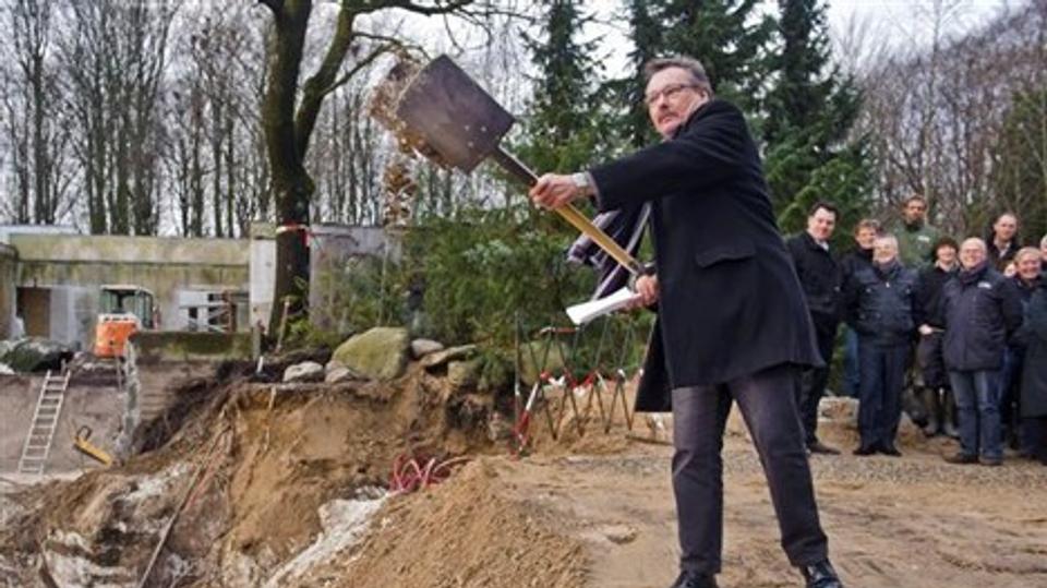 Bestyrelsesformand Arne B. Schade tog første spadestik og ser frem til at få et rovdyranlæg, hvor der er tænkt nyt med hensyn til dyrenes velfærd og aktivering, design samt publikumsoplevelse.