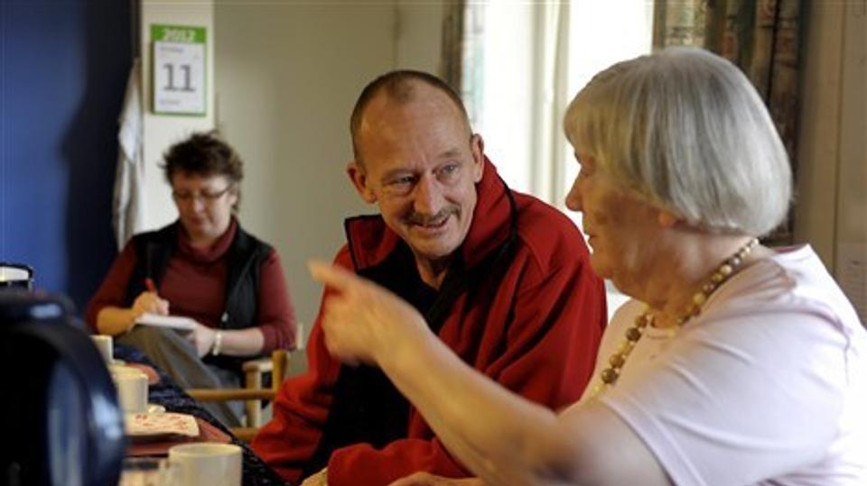 Kirsten Mardal bruger her i starten af sin tre måneder lange ansættelse på Vestergården en del tid på at være "fluen på væggen" og finde ud af, hvordan man plejer at gøre tingene. Her lytter hun på, mens Bent Poulsen, der er ansat i terapien, får sig en snak med en af beboerne, Maria Jensen Vangsgaard. Foto: Peter Mørk