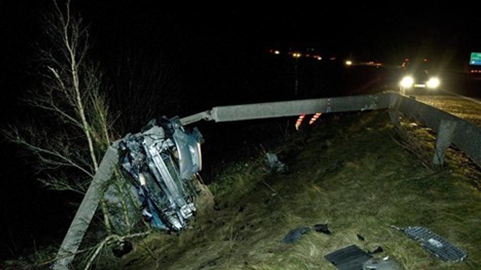 Bilisten kørte galt på motorvej E45 syd for Hobro. Foto: Jan Pedersen