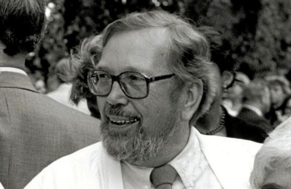 Jørgen Hartmann-Petersen var uddannet arkitekt, men blev berømt for sine morsomme tekster i avis, revy og satireprogrammer. Foto: Scanpix.