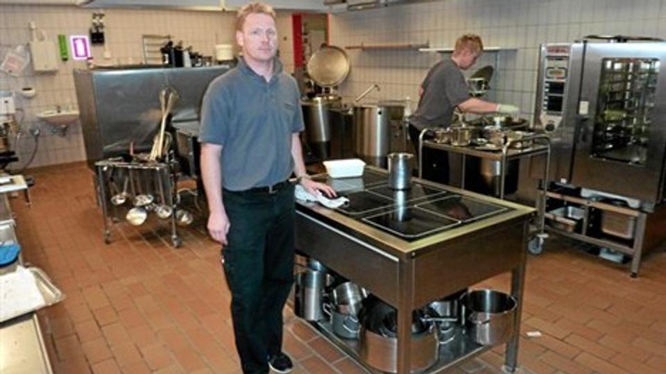 Tommy Bundgaard Skjødt fra Mariager Dinér Transportable benytter nu køkkenet på Plejecenter Skovgården. Spørgsmålet er, om det igen overtages af Mariagerfjord Kommunes egne ansatte.Arkivfoto: Asbjørn Hansen