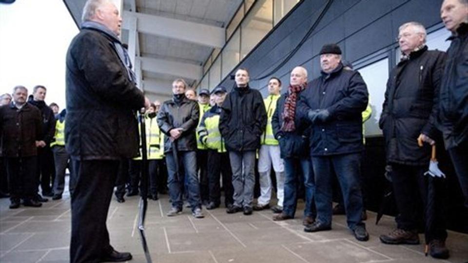 På grund af regn og rusk holdt lufthavnens formand, borgmester Henning G. Jensen, sin tale i læ af terminalen.Foto: Grete Dahl
