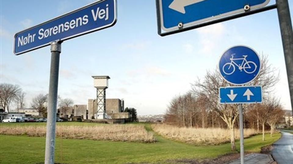 Her på hjørnet foran kirken er et areal til salg, hvor der kan opføres butikker og parkering. Foto: Lars Pauli