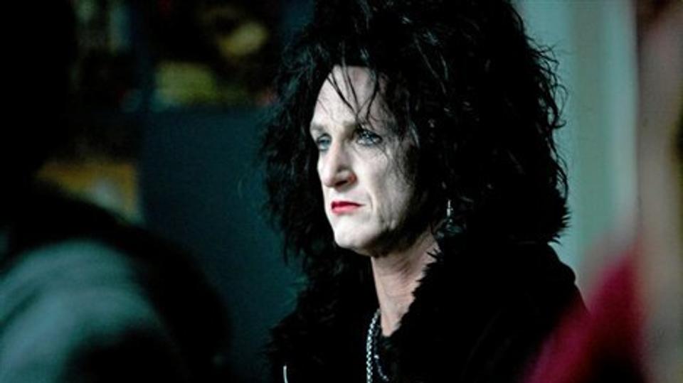 Sean Penn er fantastisk i rollen som den fallerede rockstjerne Cheyenne, der tager på nazijagt gennem hele USA.