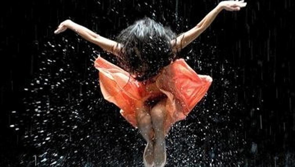 Nogle af dansescenerne er så smukke, at det næsten gør ondt. Her bliver der danset i vand.