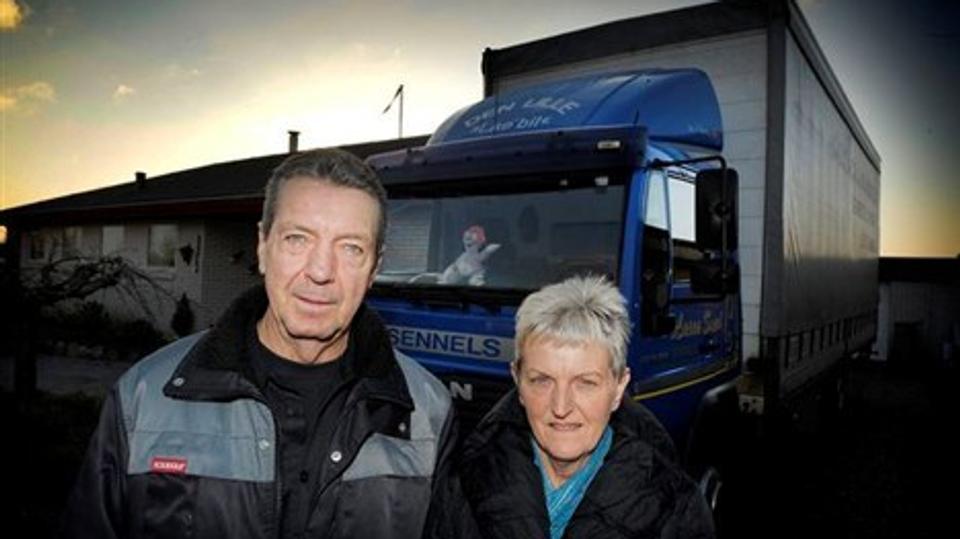 Lasse og Åse Smed kan se tilbage på 40 år som selvstændig vognmand. I 1984 delte Lasse og broderen Egon i god ro og orden det oprindelige firma mellem sig, og Lasse Smed etablerede sig med "Den Lille Las'bil. Foto: Peter Mørk