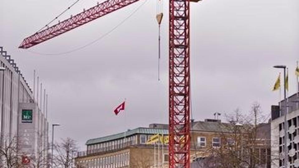 Aalborgenserne er snart vant til byggekraner i bybilledet, og nu har endnu en af slagsen indfundet sig foran stormagasinet Salling, der er i gang med en udvidelse af øverste etage på 2500 kvadratmeter. Foto: Martin Damgård