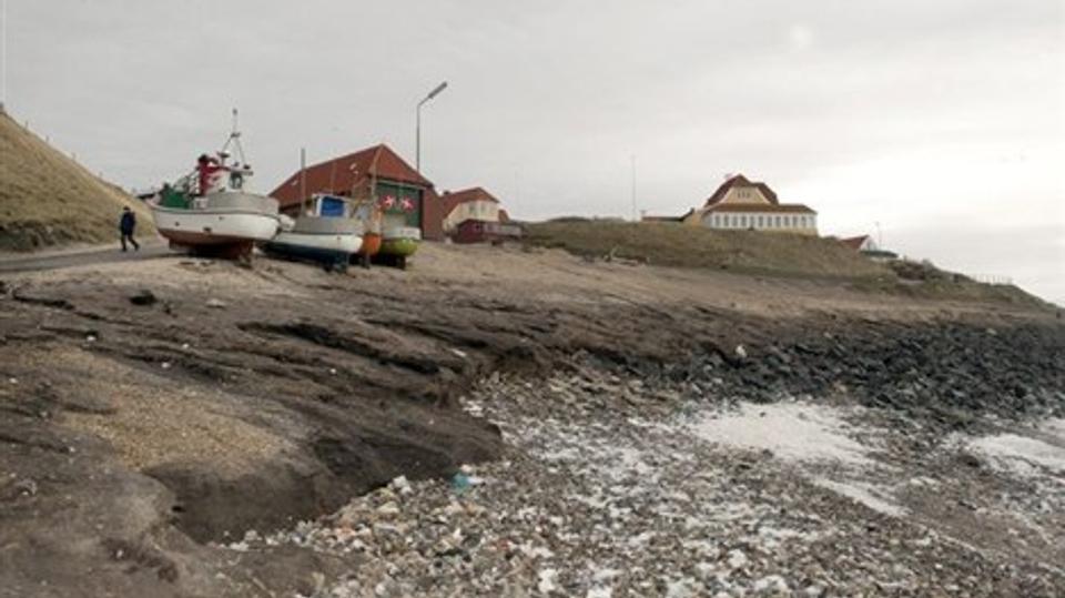 De seneste tre vinterstorme har kostet dyrt ved Lønstrup. Her er ingen strand tilbage. Foto: Henrik Louis