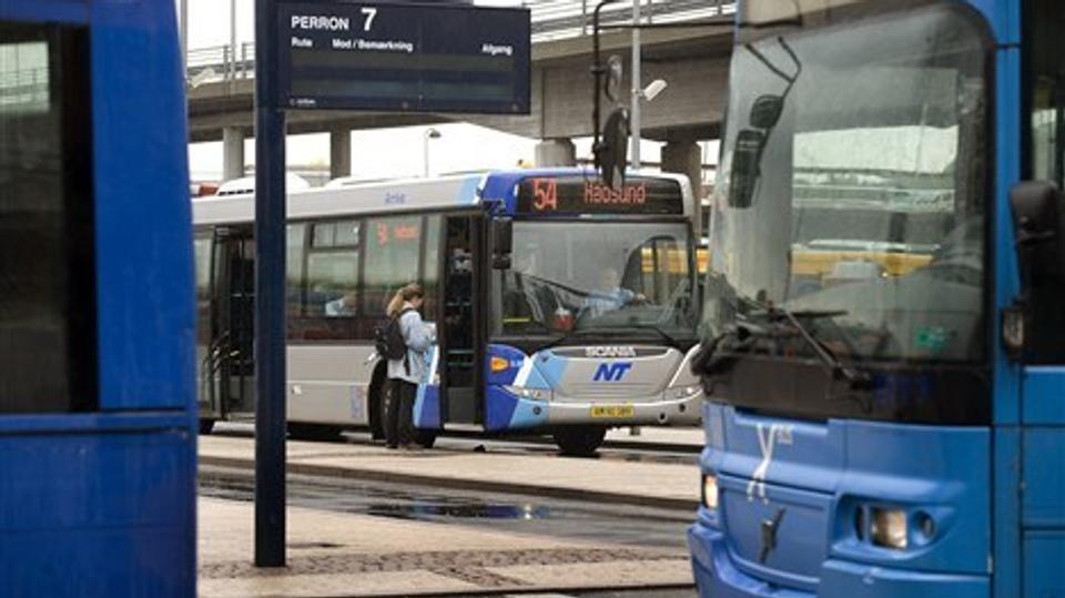 Fem af de 105 regionale busser i Nordjylland skal fremover køre på biobrændsel baseret på slagteriaffald og selvdøde dyr. Det drejer sig om busserne på ruten mellem Aalborg Rutebilstation (billedet) og Frederikshavn. Arkivfoto: Lars Pauli