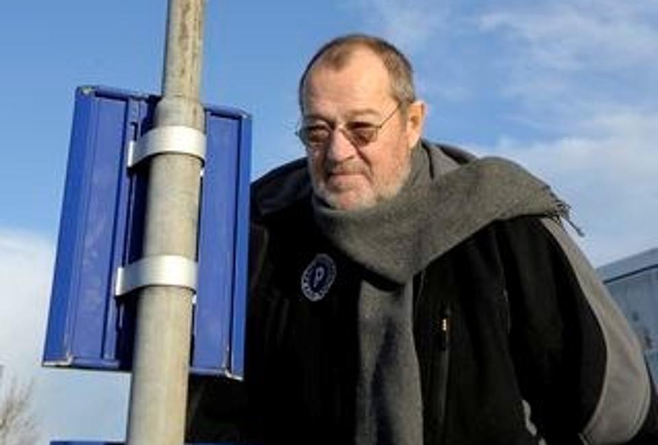 Jørgen Christensen - har valgt at lade bilen blive derhjemme og må nu til at sætte sig ind i bustider, eftersom han ikke kan få gratis taxitransport. Foto: Michael Koch