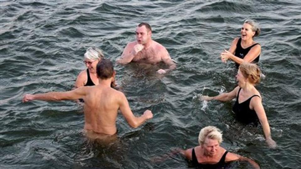 Det er tilladt - og tilrådeligt - at grine og råbe højt, når man kommer ned i det kolde vand. Så får man nemlig trukket luft ned i lungerne. Foto: Henrik Bo